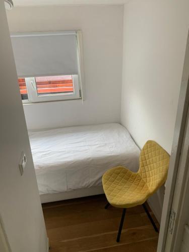 Tiny Houseboat B&B on the Amstel River - Tap to explore photos