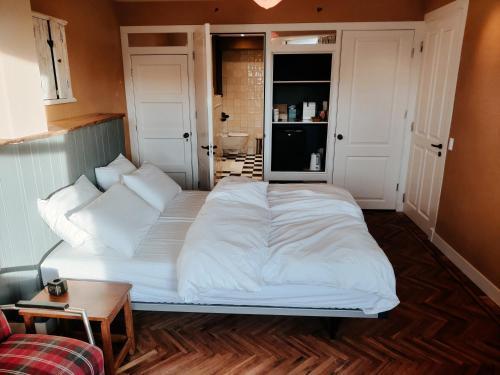 House of Straw Amsterdam Room Type - Double Room with Private Bathroom House of Straw Amsterdam Room Type - Double Room with Private Bathroom