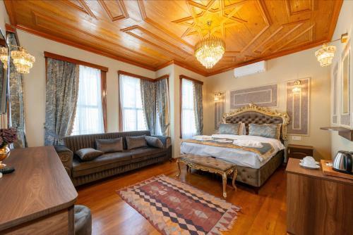 Brown Mansion Oldcity Room Type - Deluxe Triple Room Brown Mansion Oldcity Room Type - Deluxe Triple Room