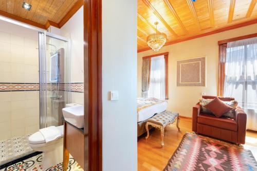 Brown Mansion Oldcity Room Type - Deluxe Double Room (2 Adults + 1 Child)