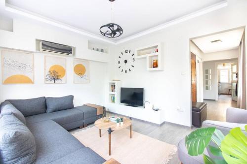 Pretty Corner Flat with Abundant Light in Kadikoy Room Type - One-Bedroom Apartment
