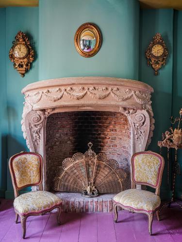 Private and chique Salon de Franz - Tap to explore photos