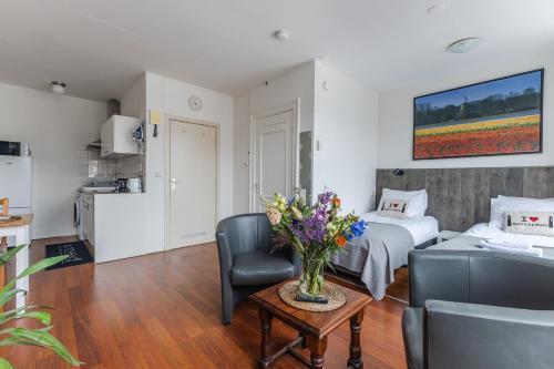 Albert Cuyp Studio - Tap to explore photos