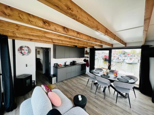 Surla Houseboat "De Albatros" in Monnickendam Tender included - Tap to explore photos