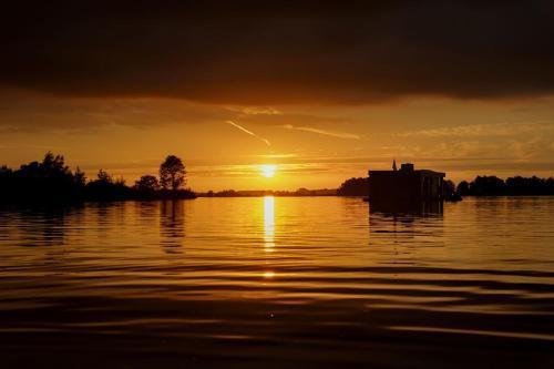 Surla Houseboat "De Albatros" in Monnickendam Tender included - Tap to explore photos