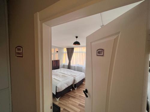Asparagus HOTEL & SUITES OLD CITY Room Type - Triple Room with Private Bathroom
