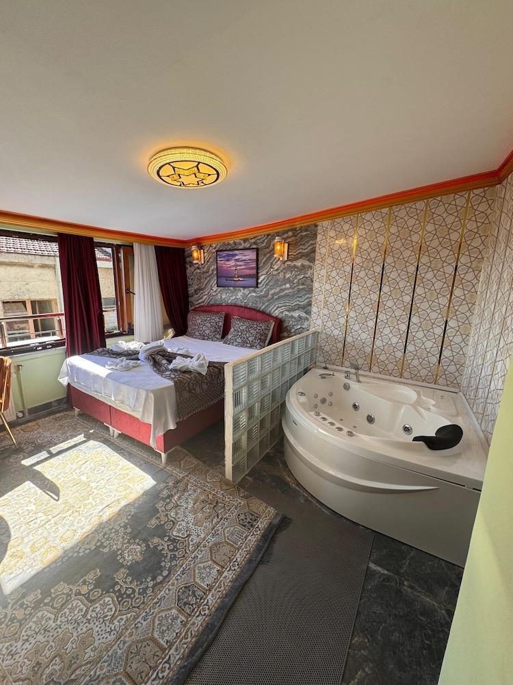 Gur Royal Suit Aparts Room Type - Romantic Double Room, Bathtub