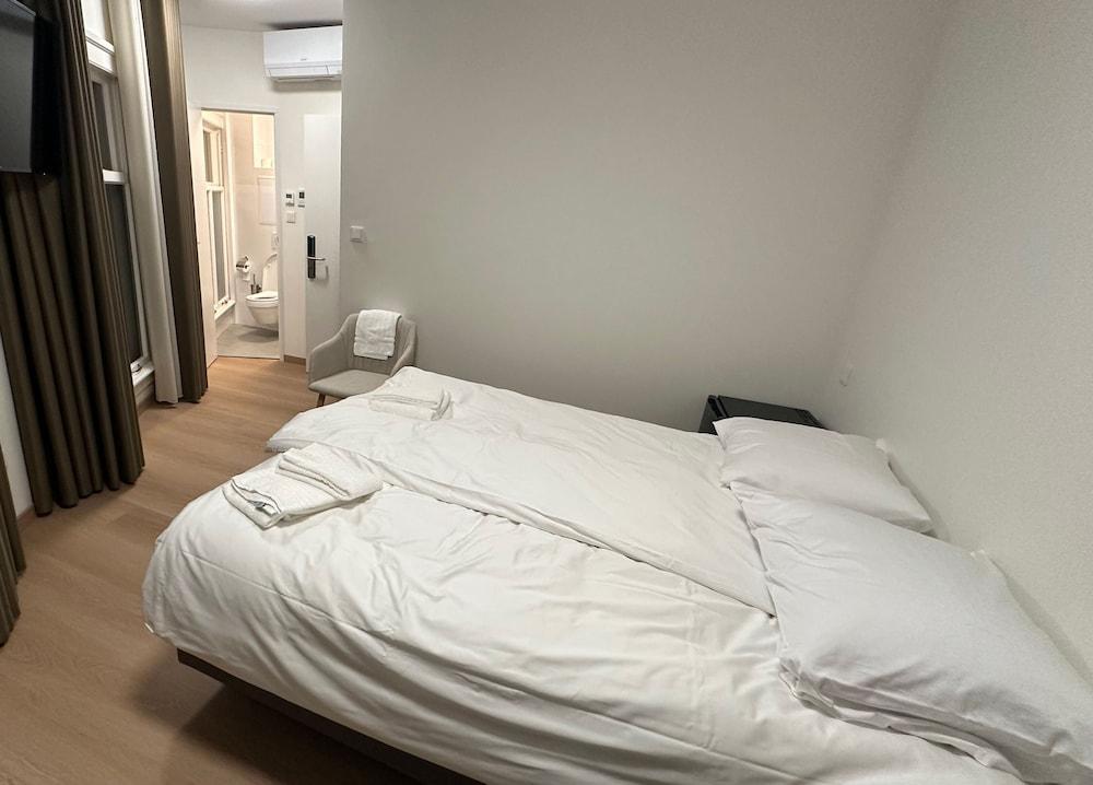Voyagers Hotel Amsterdam - Tap to explore photos