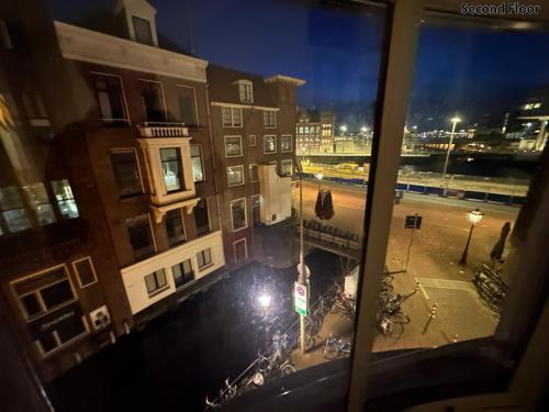 Voyagers Hotel Amsterdam - Tap to explore photos