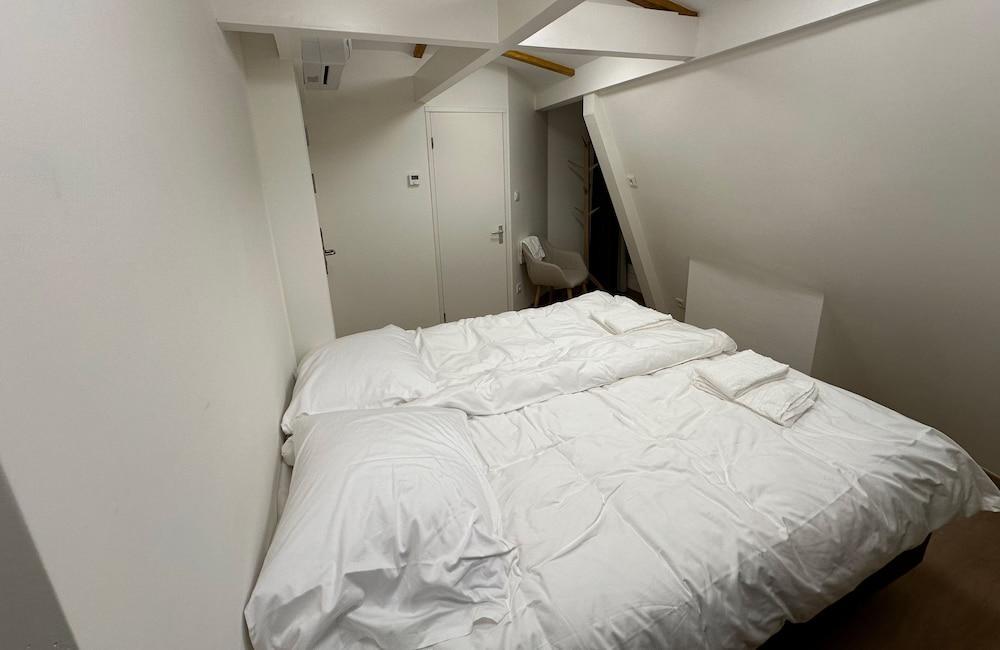 Voyagers Hotel Amsterdam Room Type - Deluxe Double Room, Private Bathroom, Canal View Voyagers Hotel Amsterdam Room Type - Deluxe Double Room, Private Bathroom, Canal View