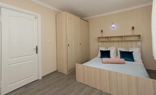 Carvan hotel - Tap to explore photos