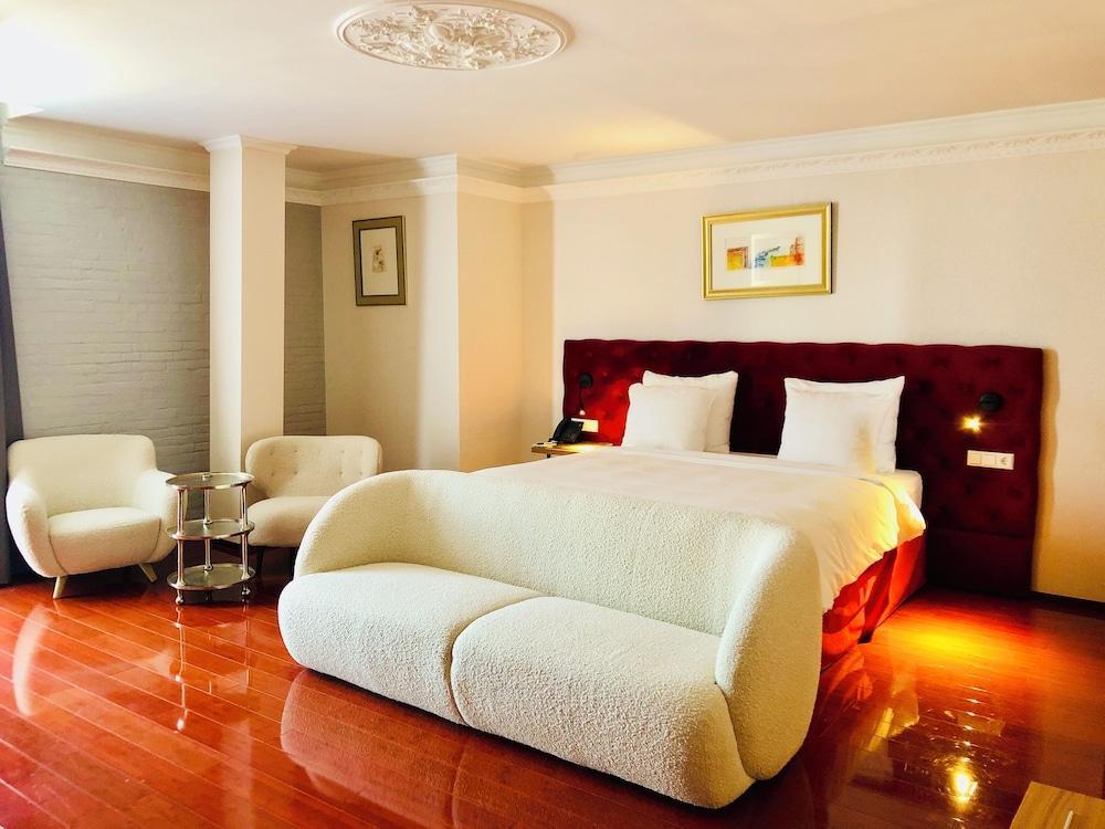 Chasse Residency Hotel Room Type - Balkissoon Suite