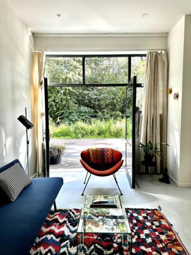 Studio in creative district - Tap to explore photos