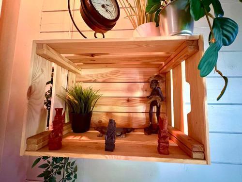 Private wellnes lodge with jacuzzi ,sauna and garden between Amsterdam Haarlem and Schiphol Airport - Tap to explore photos