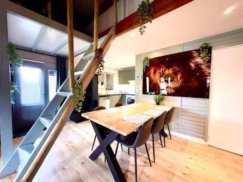 Private wellnes lodge with jacuzzi ,sauna and garden between Amsterdam Haarlem and Schiphol Airport - Tap to explore photos