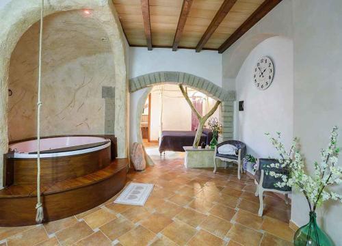 Il Giardino dei Flintstones B&B Room Type - Deluxe Suite with Spa Bath Il Giardino dei Flintstones B&B Room Type - Deluxe Suite with Spa Bath