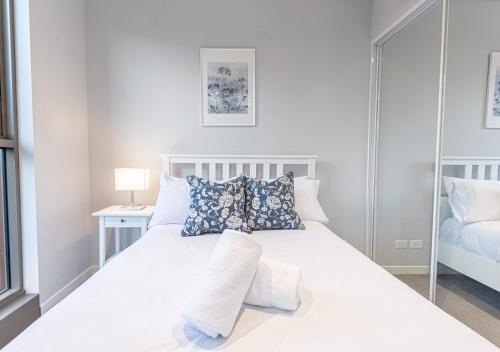 Comfy Designed 2BD w near Bennelong Bridge - Tap to explore photos