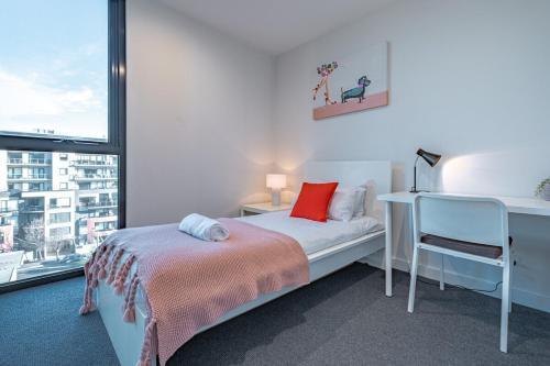 St Kilda 2br2ba Balcony Viewworkstation Park - Tap to explore photos