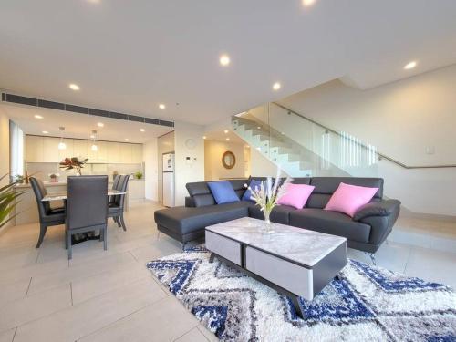 Spacious 3-Bed Penthouse with Perfect View - Tap to explore photos