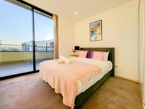 Spacious 3-Bed Penthouse with Perfect View - Tap to explore photos
