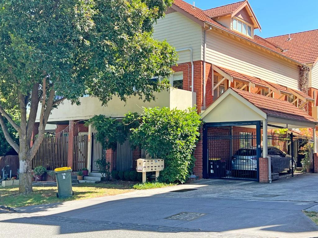 Hidden Gem 1-Bedder in Box Hill Prime Location - Tap to explore photos