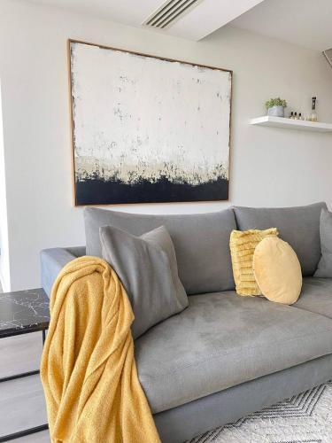 Stylish 2 Bed Apt +24/7 Concierge + Pool + Sauna - Tap to explore photos