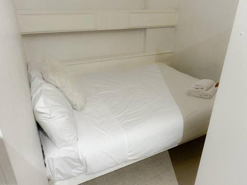 Melbourne Budget Accommodation - 105 - Tap to explore photos