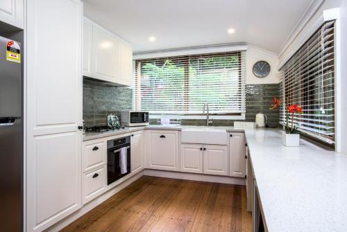 Cosy, central Olinda Camellia Cottage - Tap to explore photos