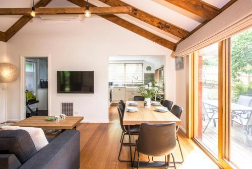 Cosy, central Olinda Camellia Cottage - Tap to explore photos