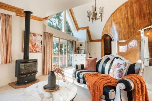Olinda Enchanted Tower Spa Gas Log Fire and Netflix Room Type - Apartment