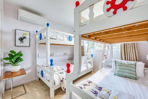 Bright Modern Holiday Home 7 Beds at Doncaster - Tap to explore photos