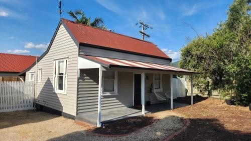 Pickett's Cottage - Restored Heritage Pioneer Home