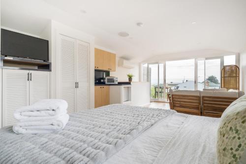 By The Seaside Room Type - One-Bedroom Apartment - Treetop Studio
