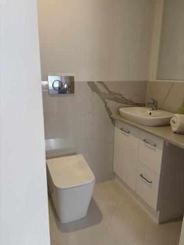 Guest ensuite room with private entrance - Tap to explore photos