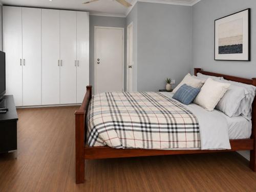 Guest ensuite room with private entrance - Tap to explore photos