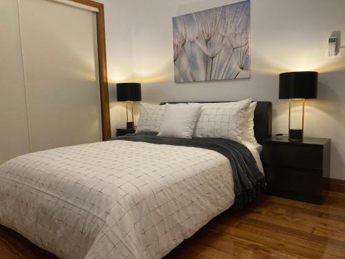 Style/Comfort/Spacious 4 bedroom house plus study - Tap to explore photos