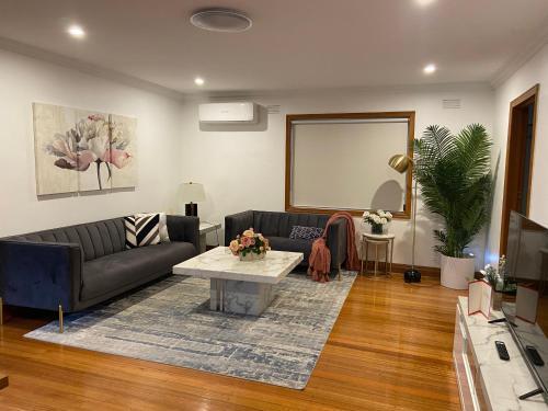 Style/Comfort/Spacious 4 bedroom house plus study - Tap to explore photos