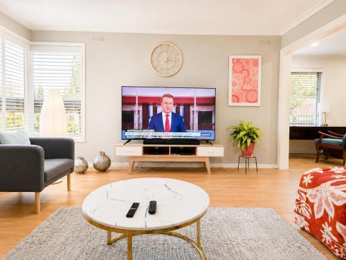Spacious Frankston Retreat - Tap to explore photos