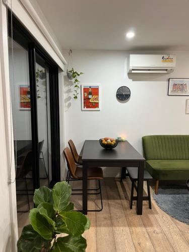 Cosy 2B apartment with private parking - Tap to explore photos