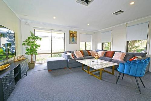 Maroondah 3BR Brick Entire Home Free Wi-Fi Parking - Tap to explore photos