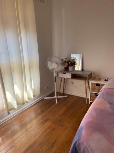 Private Room Near Melbourne Airport - Tap to explore photos