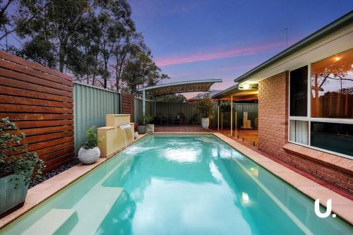 6 Bedroom Pool House Sleeps 15 Blue Mountains Penrith Group Accommodation