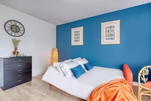 Le bleu, très bien situé 1mn centre commerciale, Disney PARKING GRATUIT