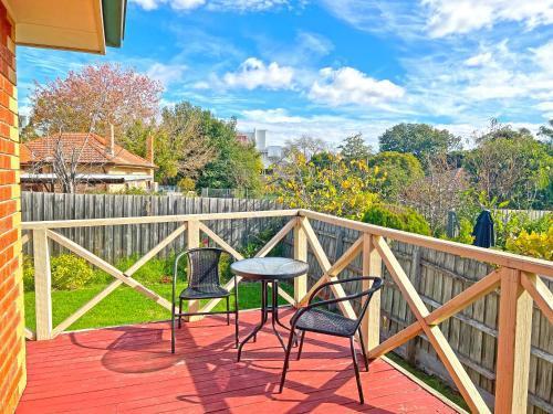 Pet-Friendly Retreat 2BR Ringwood Prime location Room Type - Two-Bedroom House