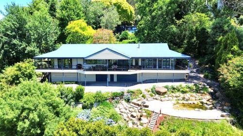 Olinda Cascade Waterfall Mountain View Retreat - Tap to explore photos