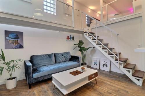 Unique loft apartment Located 15 minutes from the Champs Élysées - Tap to explore photos