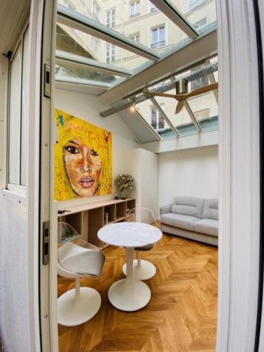 Warm 18m ideal for couple in Paris - Tap to explore photos
