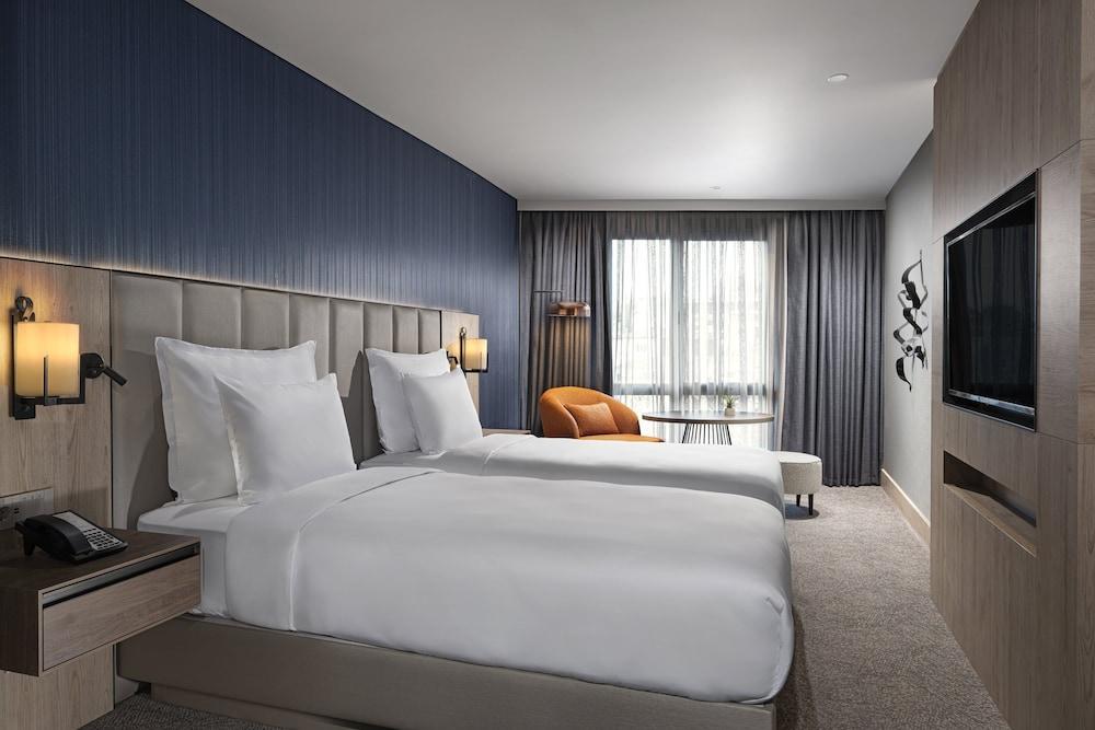 Crowne Plaza ISTANBUL - ORTAKOY BOSPHORUS - Tap to explore photos