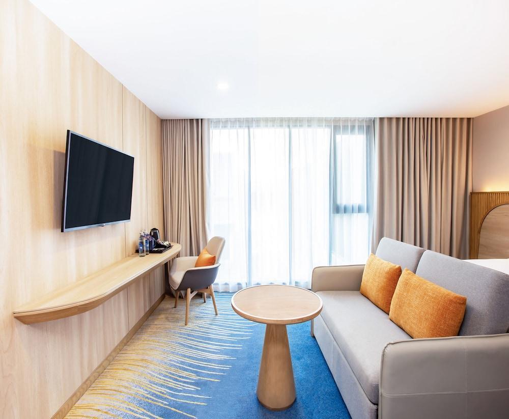 Holiday Inn Express & Suites Bangkok Central Pier, an IHG Hotel - Tap to explore photos