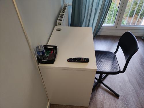 Paris cosy private room with shared space - Chambre privée avec espace commun Paris - Tap to explore photos